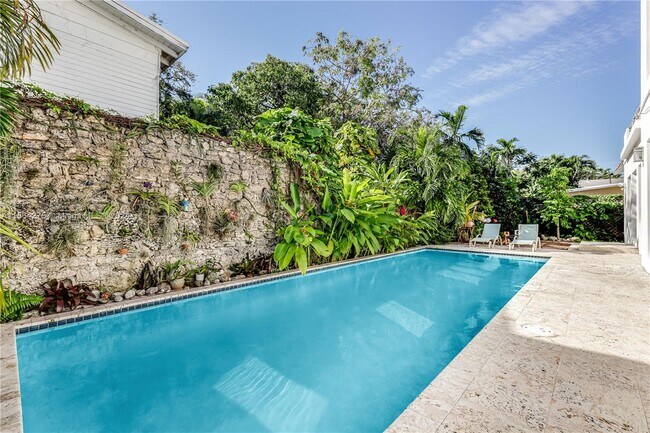 Building Photo - 696 NE 68th St