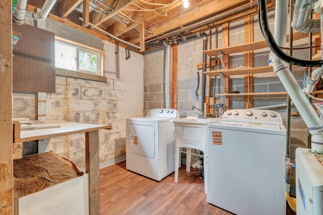 Building Photo - 104 Southampton Ct
