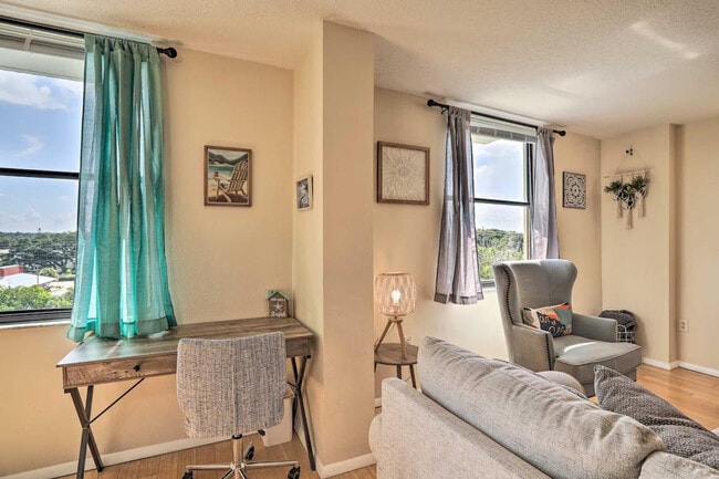 Building Photo - 701 S Madison Ave