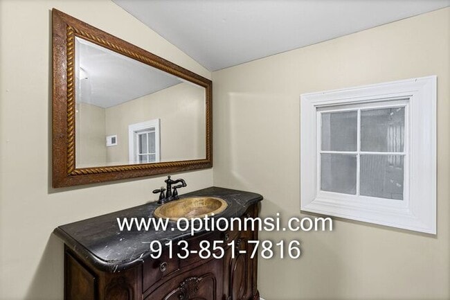 Building Photo - 15 Minutes out side Lawrence - MOVE IN READY!