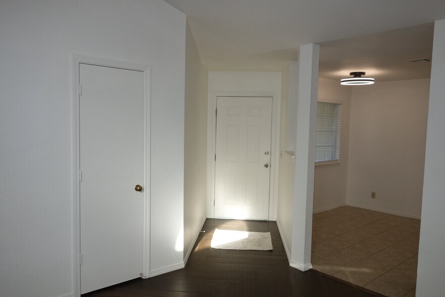 Inside towards entry - 6656 S Utica Pl