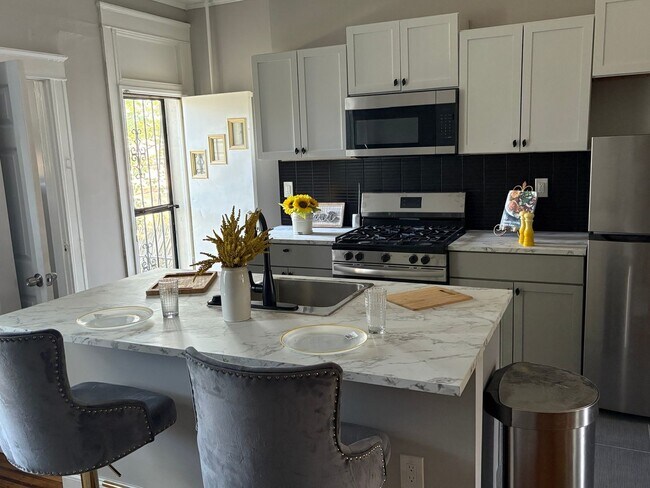 Building Photo - Charming 3BR Townhome in Baltimore Lake Montelbello