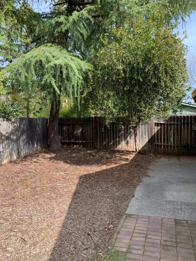Building Photo - 405 Jardin Pl