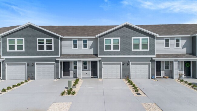 Building Photo - Townhouse at Laurel Commons