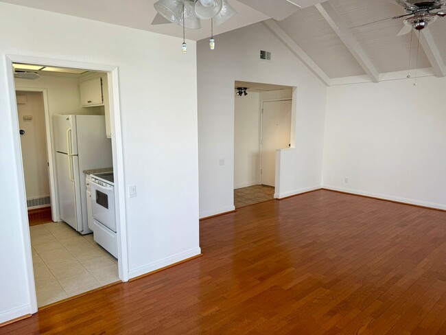 Building Photo - Charming 2-Bedroom Condo in the Coveted Ca...