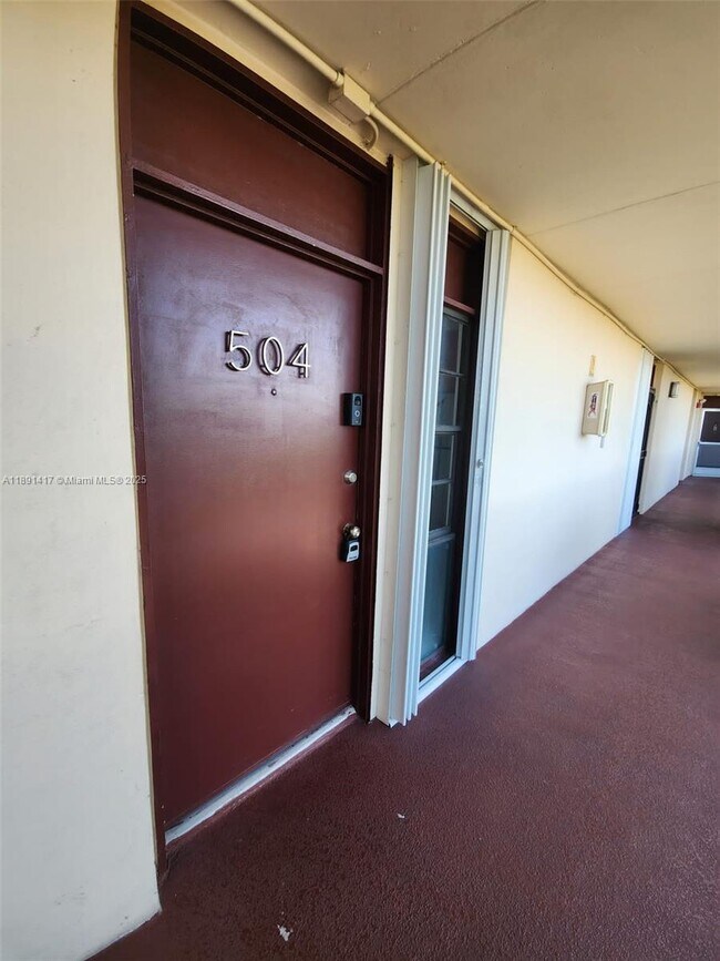 Building Photo - 3301 N Country Club Dr