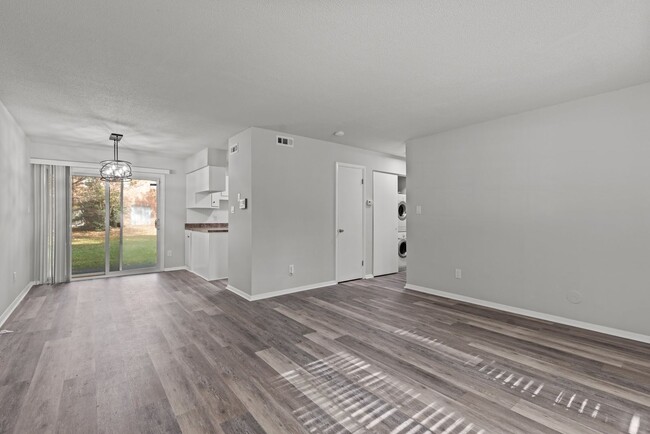 Building Photo - Newly Renovated 2-Bed, 2-Bath Apartment in...