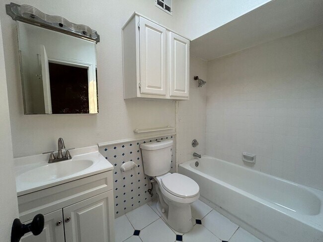 Building Photo - 2019 Chalfont Dr