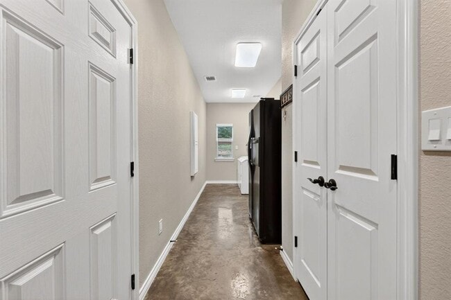 Building Photo - 606 Rogart Dr