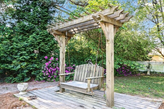 Building Photo - 1510 Crescent Dr