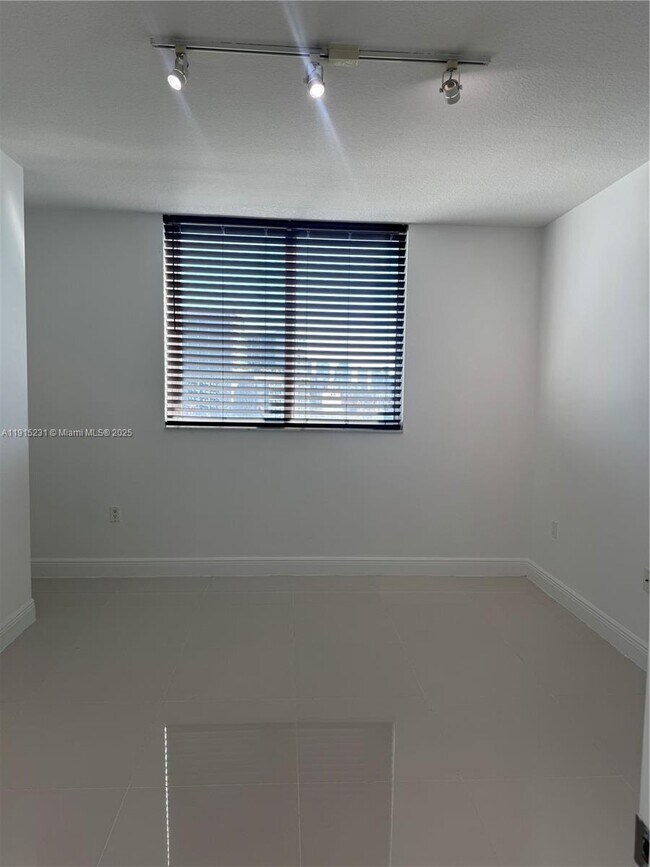 Building Photo - 1861 NW S River Dr