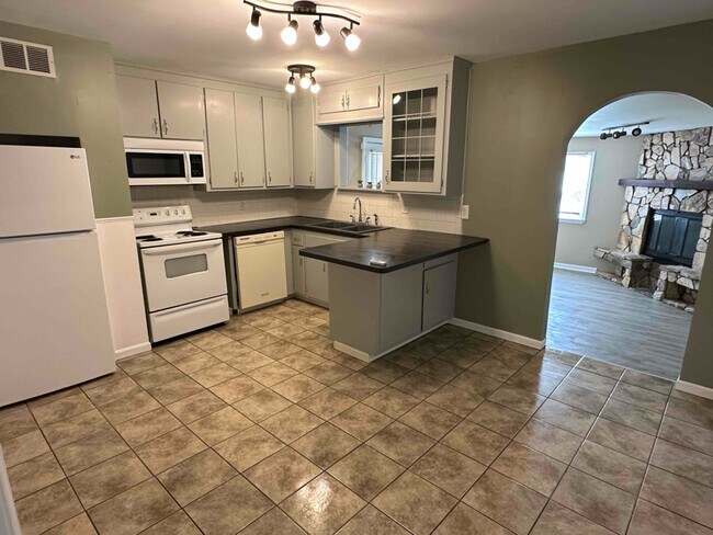 Building Photo - 1109 E Fredrickson Dr