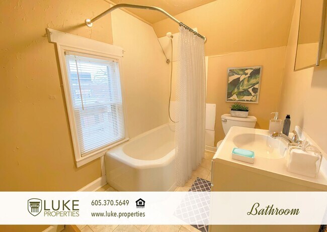 Building Photo - 410 W 12th St