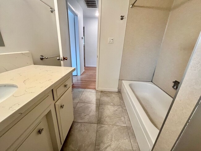 Building Photo - Fall Rental: Charming 2-bedroom, 1-bathroom duplex near UC Davis featuring central heating and ai...