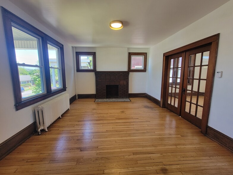 LIVING ROOM - 632 Hill Top Dr