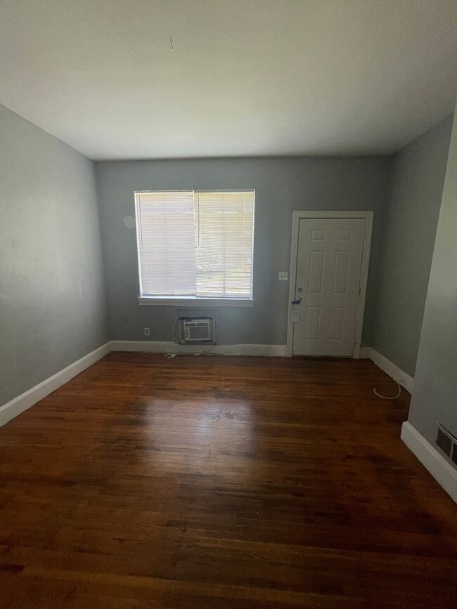 Building Photo - This 2 bed 1 bath duplex home is all brick...