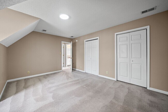 Building Photo - LARGE FENCED IN YARD!!!