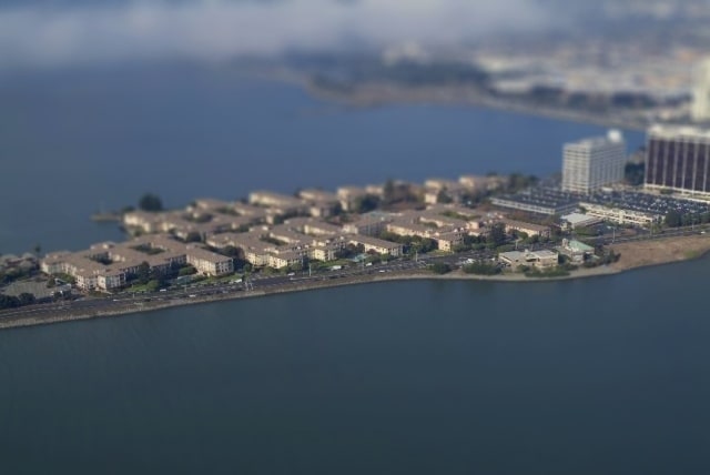 Building Photo - Bright 1/1 with an extra large patio, park...