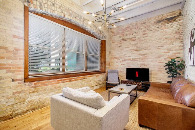 Building Photo - 110 N Harbor Dr