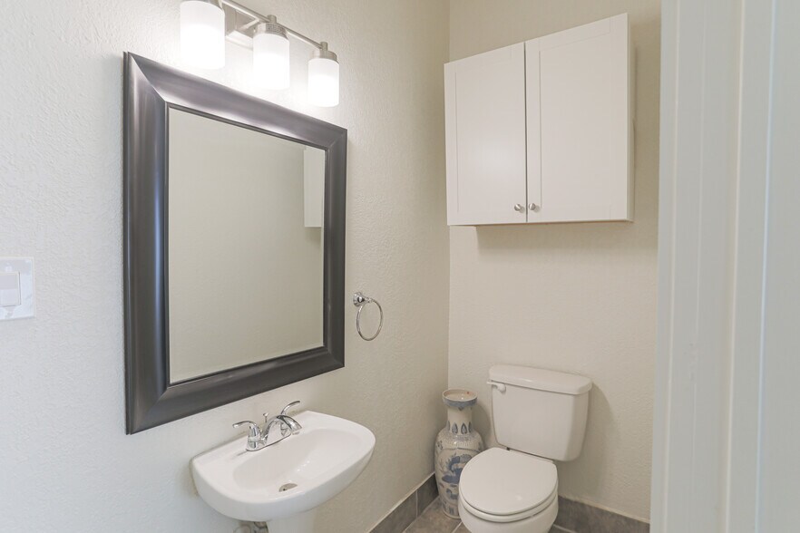 Half Bath - 5528 Junius St