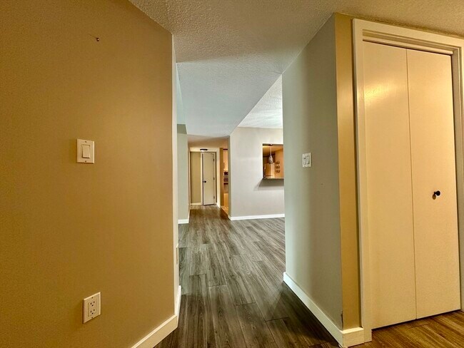 Building Photo - 100 Place Ln