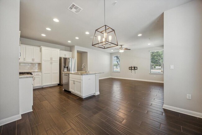 Building Photo - 13800 Lyndhurst St