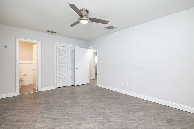 Building Photo - Updated Beach Park Home