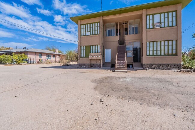 Building Photo - 705 E University Blvd