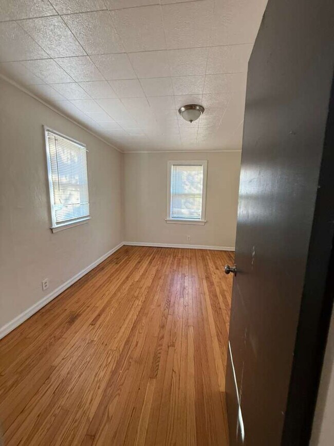 Building Photo - "Charming 3-Bedroom, 1 bath Riverview Retreat with Hardwood Floors & Unfinished basement!"  Ready...