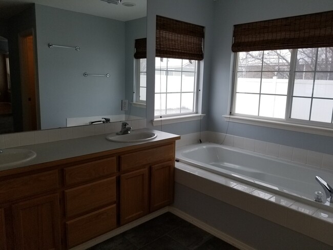 Building Photo - NOVEMBER RENT FREE - Pet Friendly in Ephrata