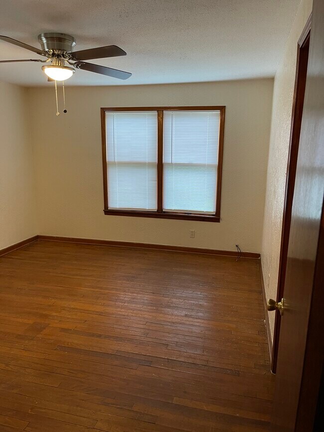 Building Photo - 732 W Market St