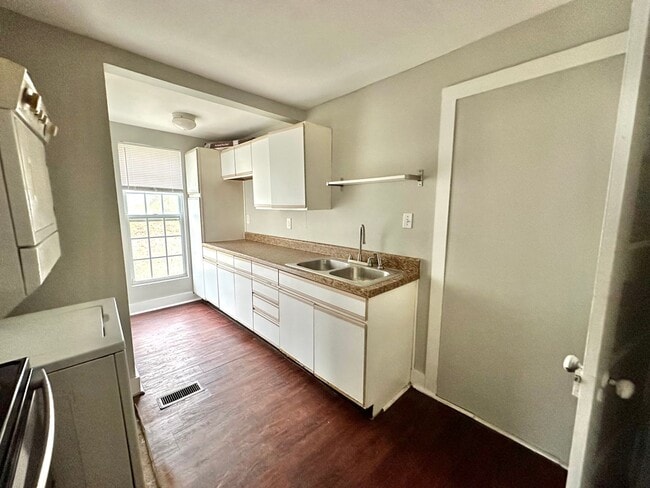 Building Photo - Duplex Townhouse with Huge Yard! Pet Friendly! Close to the Lake!