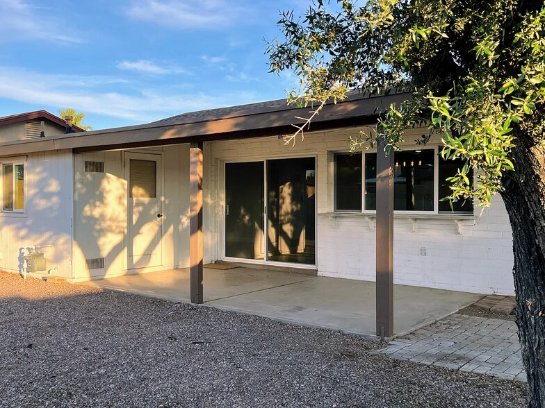 Building Photo - 2508 E Loyola Dr