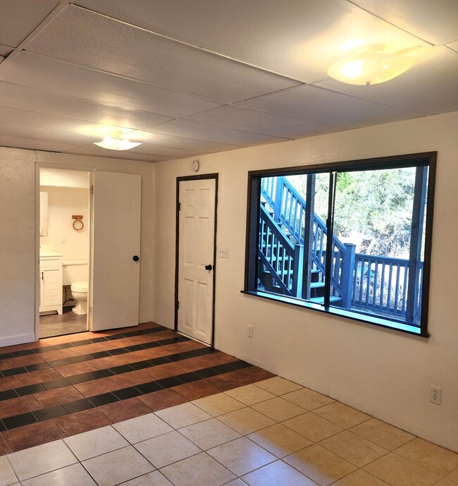 Building Photo - Spacious 2 bedroom upstairs with exterior ...