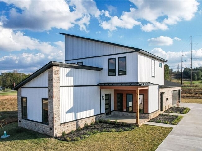 Primary Photo - Lovely Modern Home-Three Bed/Three Bath/Up...