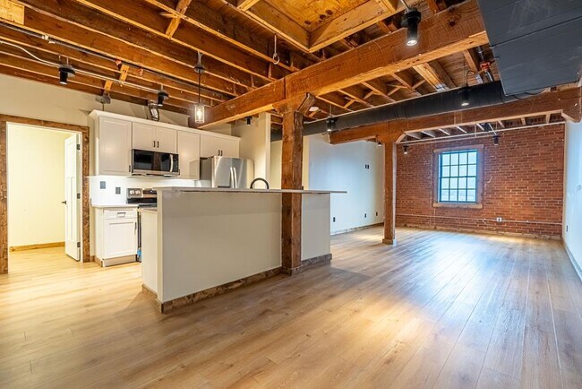 Building Photo - 453 E Main St