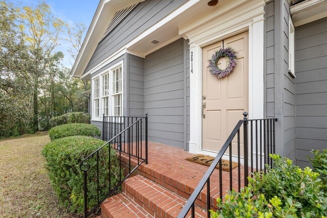 Building Photo - 2014 Golf Terrace Dr