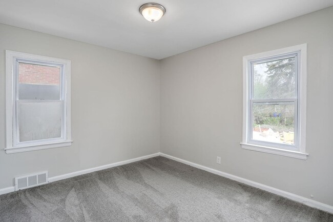 Building Photo - Completely remodeled 3 bed/1 bath Single F...