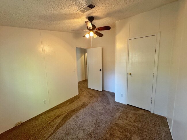 Building Photo - Country living close to everything! 3BR/2B...