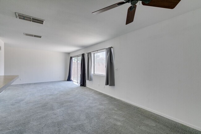 Building Photo - Double Primary Townhome with Spacious Backyard in 89115!