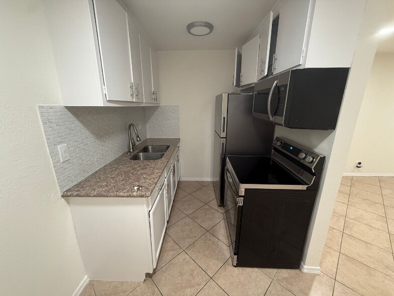 Primary Photo - 15525 Nordhoff St