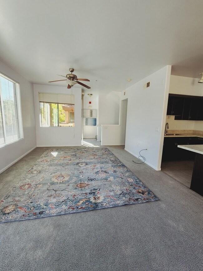 Building Photo - Lovely Parkside Townhome!