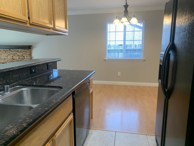 Building Photo - 3bed 2bath available in Rosemont! Pet frie...