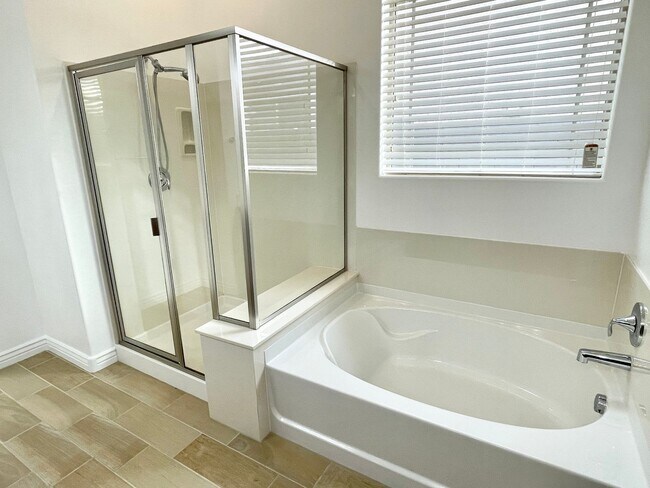 Building Photo - Gorgeous 3 Bed/2.5 Bath + Den Home In Chandler! Gated Community & Upgrades Throughout Home!