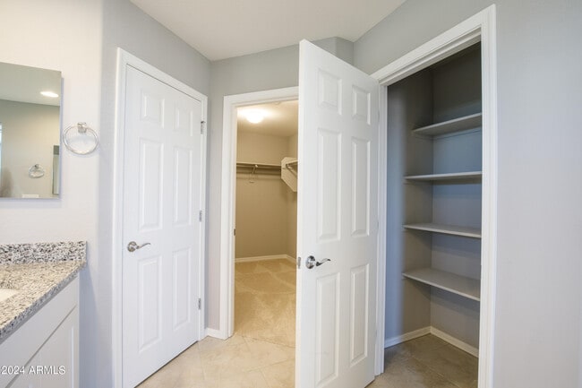 Building Photo - 8956 W Luke Ave