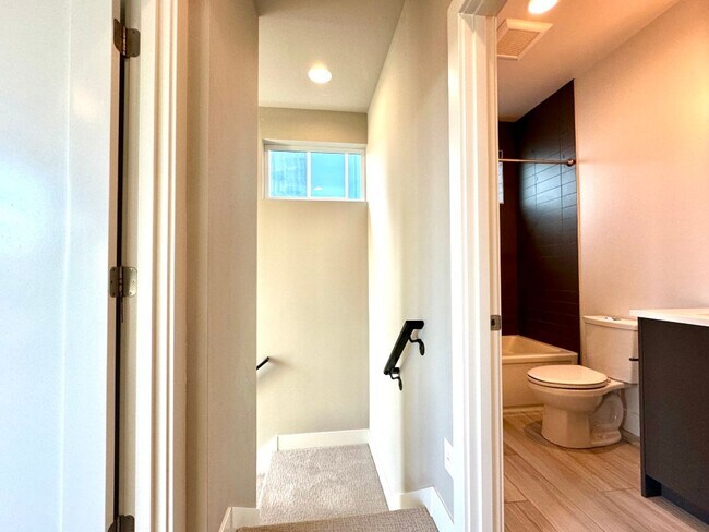 Building Photo - 2Bd/2.5Ba Kirkland Townhouse
