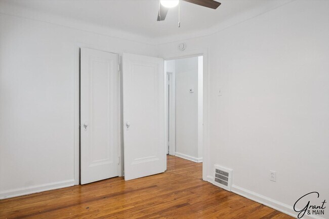 Building Photo - 3 bedroom $1200