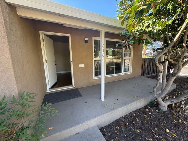 Building Photo - 2 bedroom | 1 bathroom | Tahoe Park single...