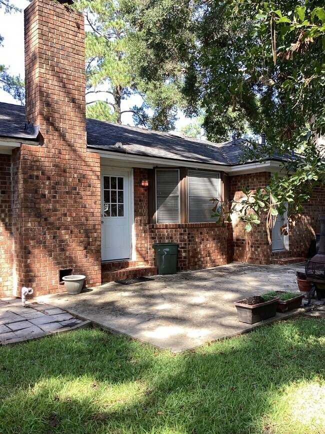 Building Photo - Three bedroom, Two Bathroom Single Family ...