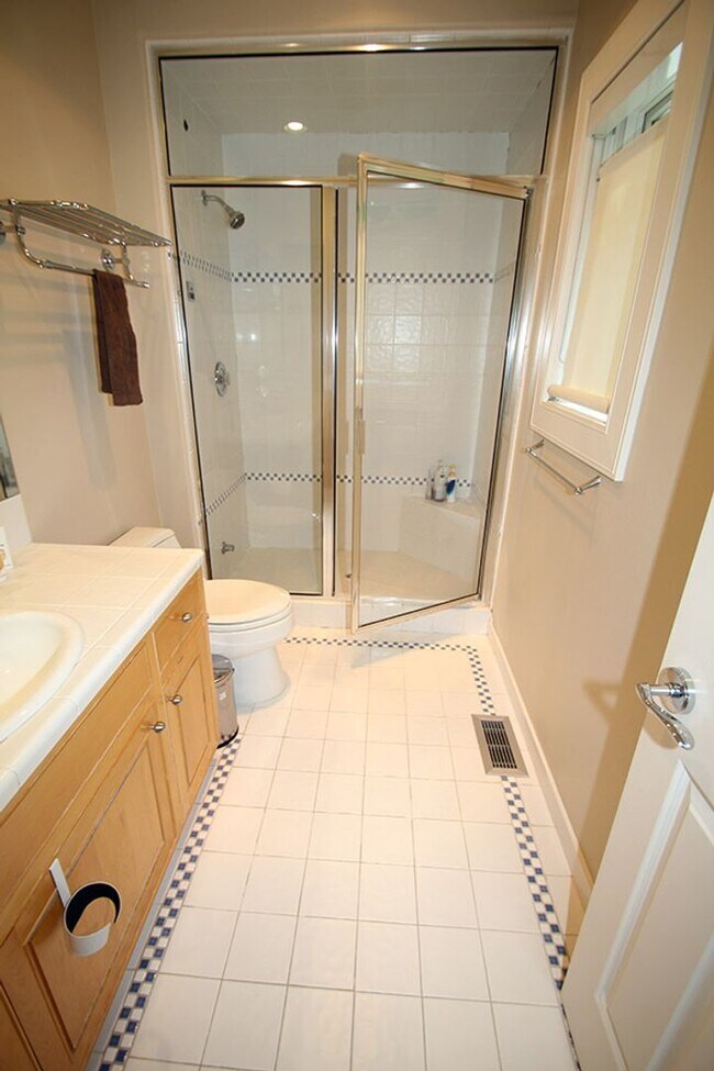 Building Photo - LUXURY 4 BEDROOM BELLEVUE HOME IN ‘THE SUM...